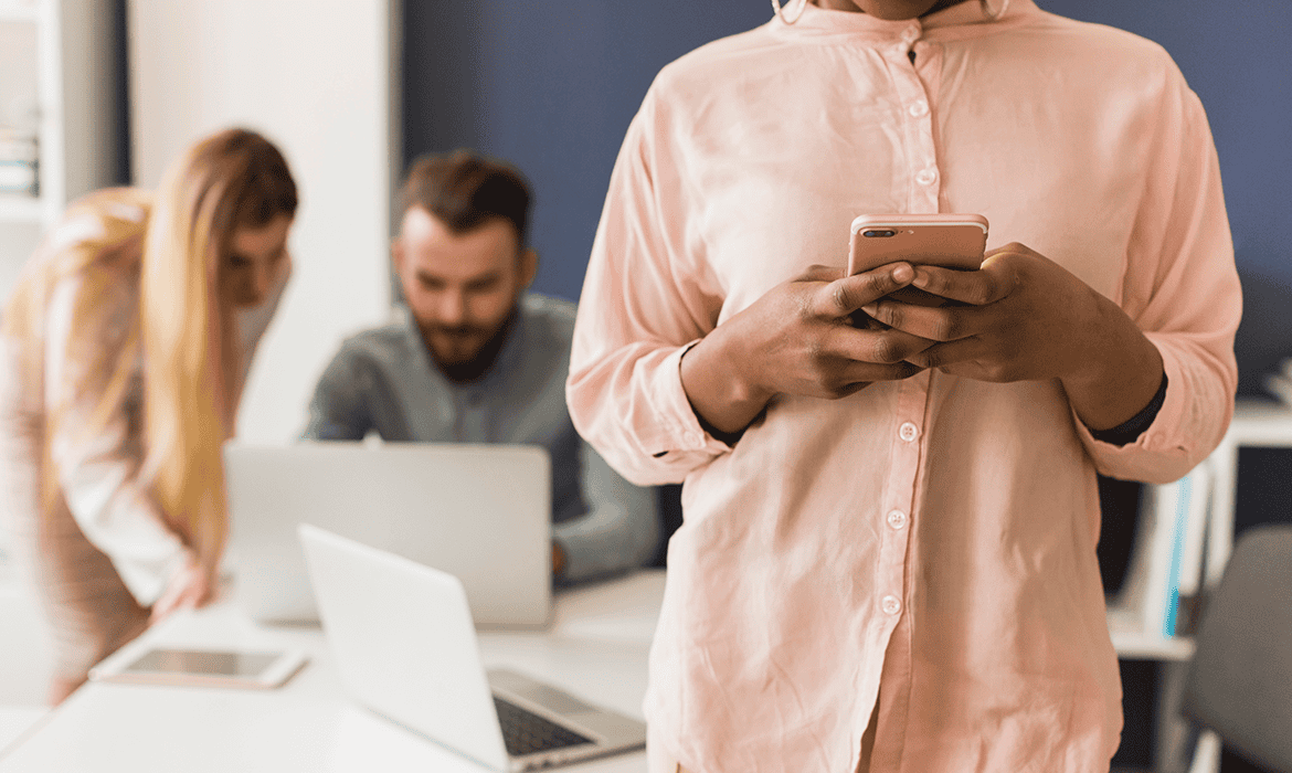 Uso do celular no trabalho amplia riscos de segurança digital | 33 GIGA